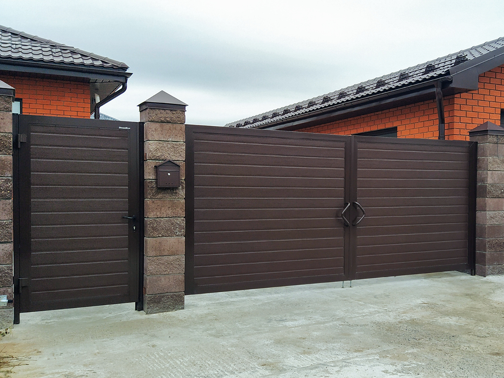 Распашные ворота в алюминиевой раме